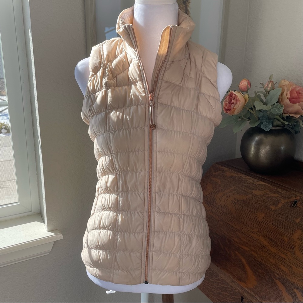 Athleta Downtime goose down vest with Rose Gold detail. Perfect condition!